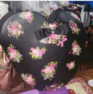 VERY RARE VALENTINES DAY HEART SHAPED BAG BETSEY JOHNSON